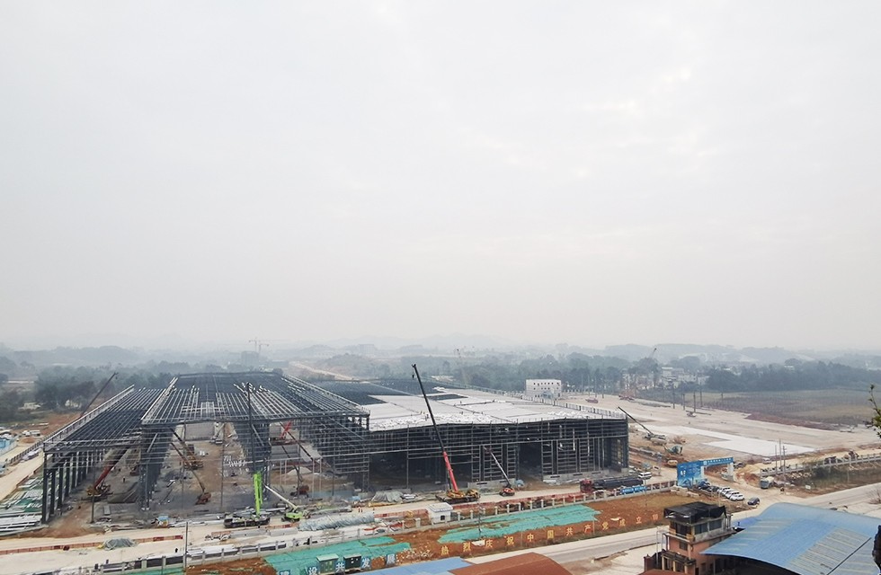 桂林鴻程礦山投資兩江寶山工程進度，2022年1月4日桂林鴻程礦山機械寶山工業(yè)園車間封頂大吉。